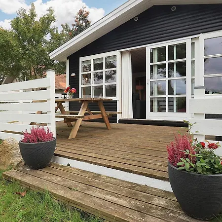 4 Person Holiday Home In Millinge-By Traum *